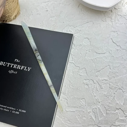 کانزاشی مو زنانه رزینی شفاف طرح ابر و باد سبز‑شیری مدل میست