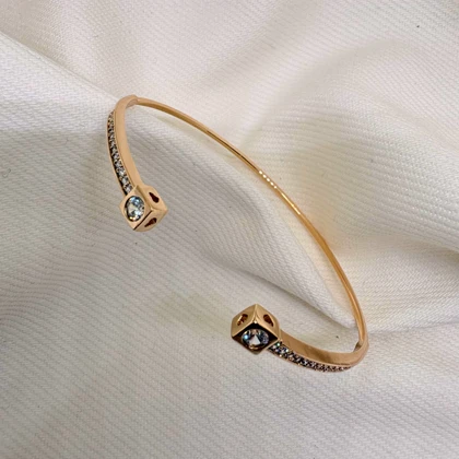 بنگل ژوپینگ مدل «مکعب‌های کریستالی» | طراحی باز با انتهای درخشان