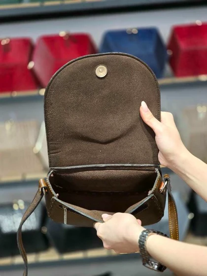 کیف چرم زنانه اشک قهوه ای ابر و بادی صاف چرم اصل گاوی