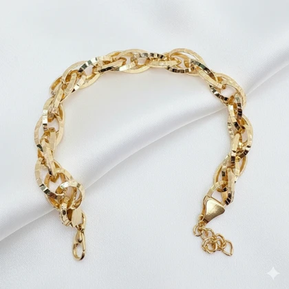 دستبند برند شین مدل «بیضی زرین» | با آبکاری طلای 24 عیار و تراش‌های درخشان