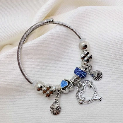 دستبند بنگل استیل طرح «پاندورا اقیانوسی» | با آویز صدف و قلب آبی
