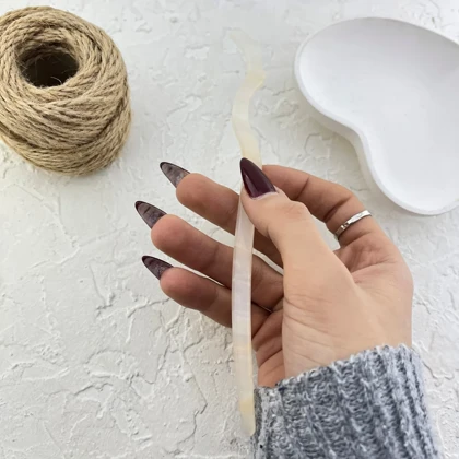 کانزاشی مو زنانه رزینی مرمری شیری مدل آیرا مینیمال لوکس