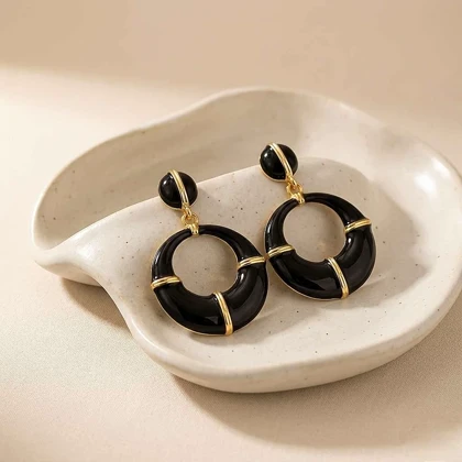 گوشواره مشکی دایره‌ای مدل مینیمال با بندهای طلایی