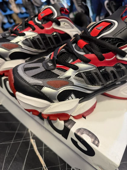 کتانی رانر آدیداس مشکی قرمز