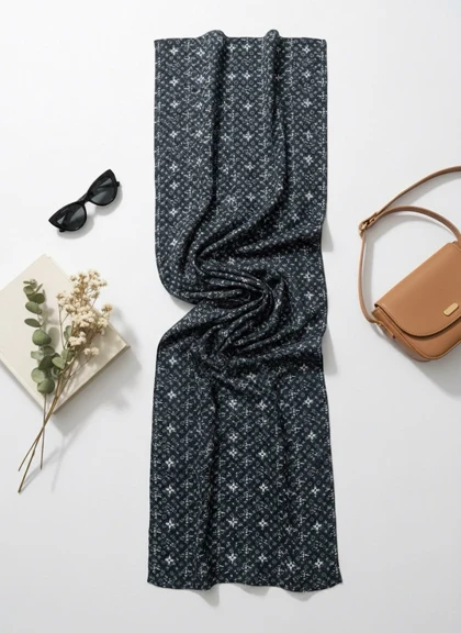 شال منگوله‌دار نخی