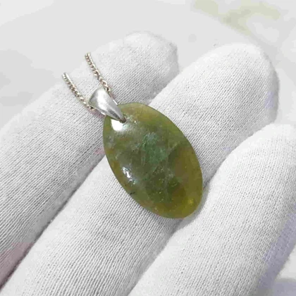 گردنبند سنگ زبرجد طبیعی با آویز نقره