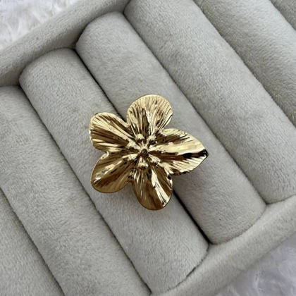 انگشتر گل طلایی بزرگ