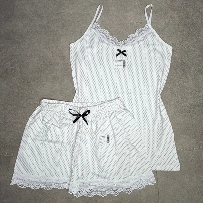 ست تاپ و شورتک دانتل دار خال‌خالی زمینه سفید