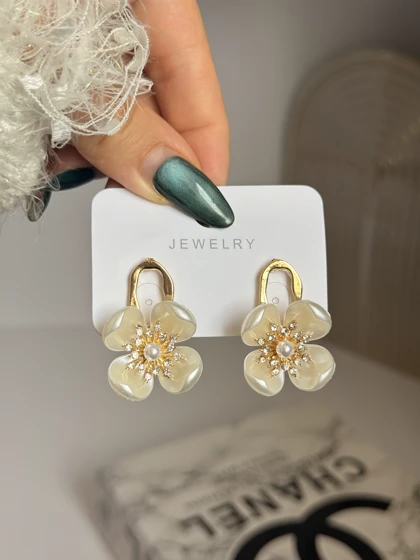 گوشواره مینیمال گل صدفی طلایی
