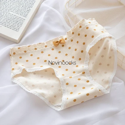 شورت خال‌خالی منگوله‌دار