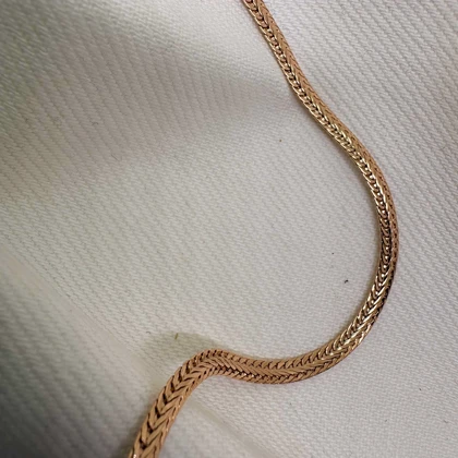 گردنبند ژوپینگ مدل «هرینگبون» (استخوان ماهی) | روبان طلایی لغزنده روی پوست