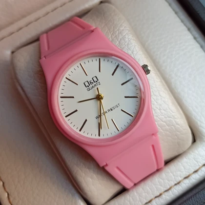 ساعت مچی زنانه ضد آب Q&Q سایز بزرگ بند صورتی