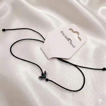 دستبند استیل نقره‌ای طرح «جناغ صیقلی» | ظریف و درخشان (بند مشکی)