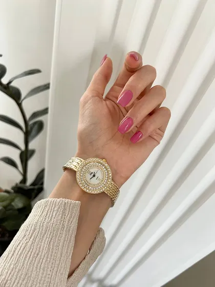 ساعت نگین‌دار