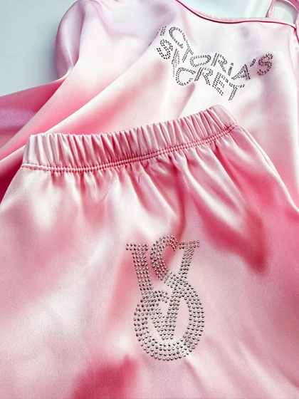 ست لباس خواب تاپ و شورتک ساتن نگین‌دار ویکتوریاسکرت