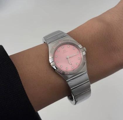 ساعت امگا کانسلیشن زنانه نقره ای صفحه صورتی ایندکس نگین Omega Constellation Silver