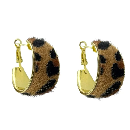 گوشواره زنانه مدل جانگالا طرح حلقه‌ای پهن پلنگی با بافت مویی و فریم طلایی