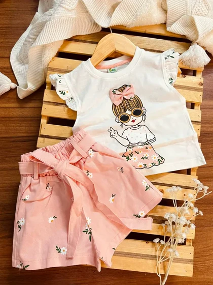 تاپ شلوارک دختر عینکی