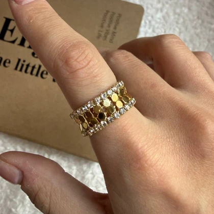 انگشتر طرح جواهر با جزئیات دایره ای