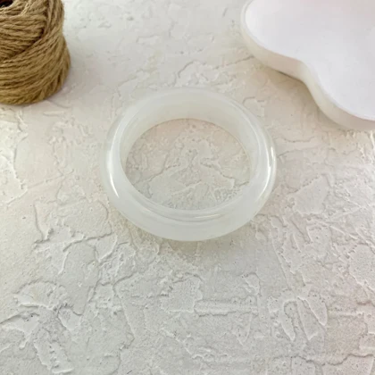 دستبند زنانه بنگل رزینی شیری یک‌تکه مدل میلورا