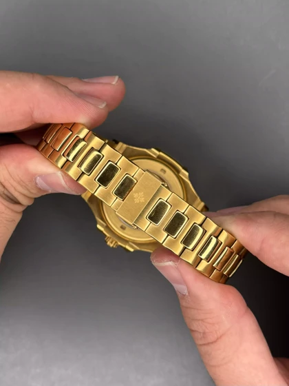 ساعت مچی پتک فیلیپ بند طلایی موتور اتوماتیک صفحه سفید Patek Philippe Nautilus