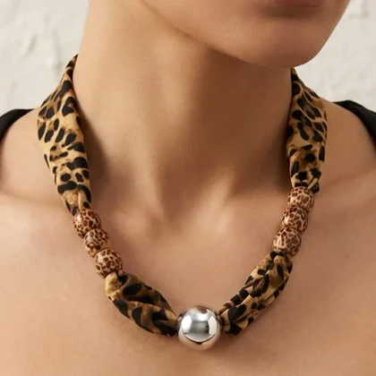 گردنبند زنانه مدل لئوسیلوا طرح پلنگی لوکس با گوی نقره‌ای براق و مهره‌های طرح دار