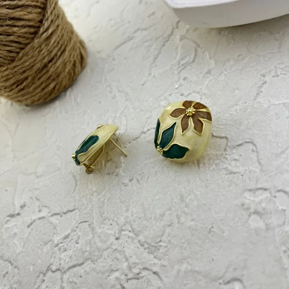 گوشواره زنانه مدل می‌نارا طرح میناکاری گل و برگ