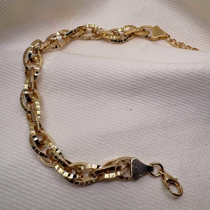 دستبند برند شین مدل «بیضی زرین» | با آبکاری طلای 24 عیار و تراش‌های درخشان