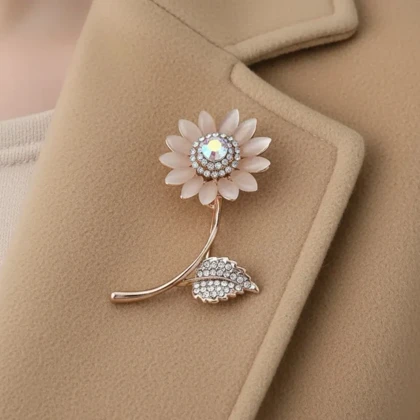 گل سینه زنانه با طرح گل آفتابگردان نگین‌دار