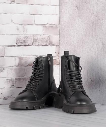 نیم بوت مردانه مشکی زیپ‌دار 1840