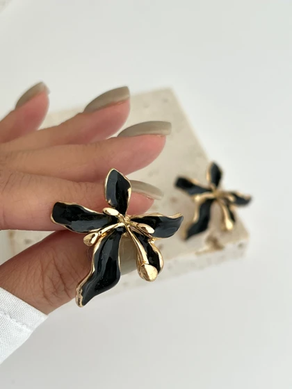گوشواره گل مشکی