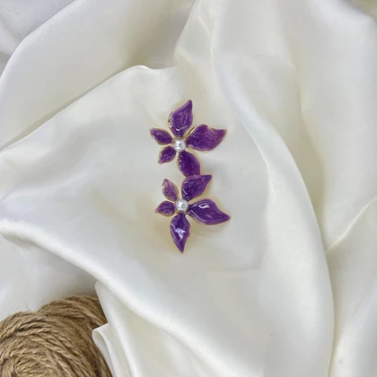 گوشواره زنانه مدل ارغوان طرح گل میناکاری بنفش با مروارید