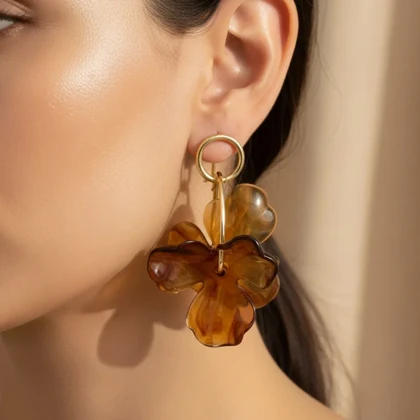 گوشواره زنانه ژوپینگ مدل آمبرا طرح گل آویز با جلوه مرمرین