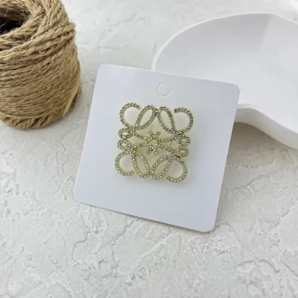 گل سینه زنانه طرح لووه، انتخابی شیک برای بانوان خوش سلیقه