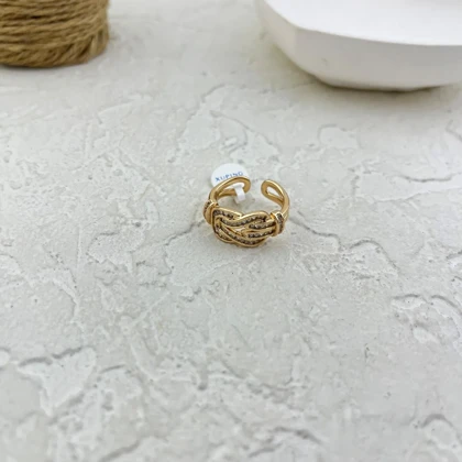 انگشتر زنانه ژوپینگ مدل نودورا گلد طرح گره طلایی با نگین‌های باگتی