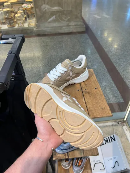 کتانی louis vuitton رنگ کرم