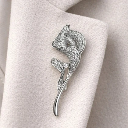 سنجاق سینه زنانه ژوپینگ مدل رزآرا طرح گل رز نگین‌دار نقره ای