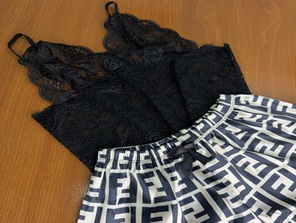 ست نیم‌تنه گیپور و شلوارک طرح فندی 003