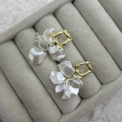 گوشواره طلایی سفید رزینی طرح گلبرگ