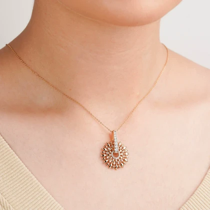 پلاک زیبای خورشید نگین‌دار برند ژوپینگ رنگ طلایی