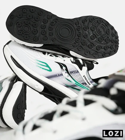 کفش کتانی سفید مشکی سبز Saucony Axon 3