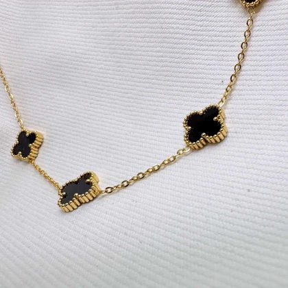 گردنبند استیل طرح «ونکلیف» 5 گل | رنگ طلایی با نگین‌های مشکی (مشابه طلا)