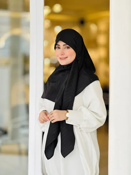 روسری ساتن خط‌دار مشکی