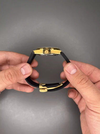 ساعت مچی امگا کانستلیشن بند سبز قاب طلایی صفحه سبز Omega Constellation