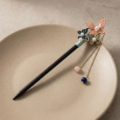 کانزاشی مو زنانه چوبی با طرح پروانه و گل و آویز ظریف مدل مارلیا