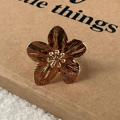 انگشتر گل طلایی بزرگ