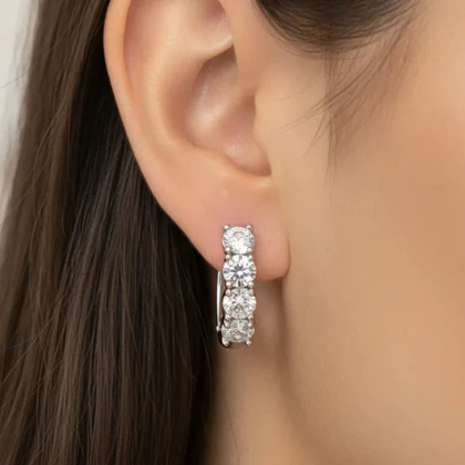 گوشواره حلقه‌ای زنانه ژوپینگ مدل درخشانا طرح جواهری نگین‌دار نقره‌ای