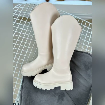 بوت بلند وسط اخم