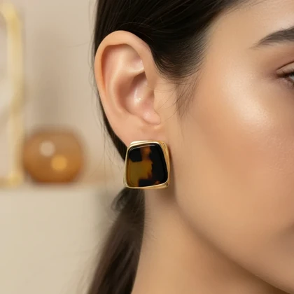 گوشواره زنانه مدل پانترا طرح پلنگی مربعی با فریم طلایی