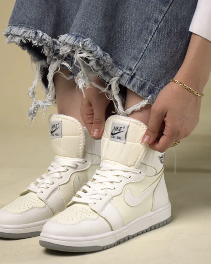 کتانی ساق‌دار زنانه جردن 1 (ولنتینو)